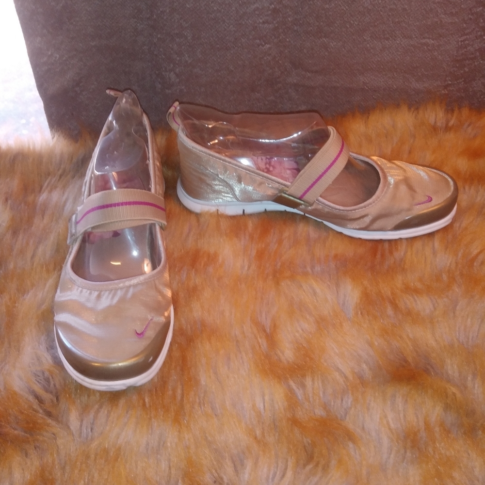 Nike Mary Janes SZ 8.5